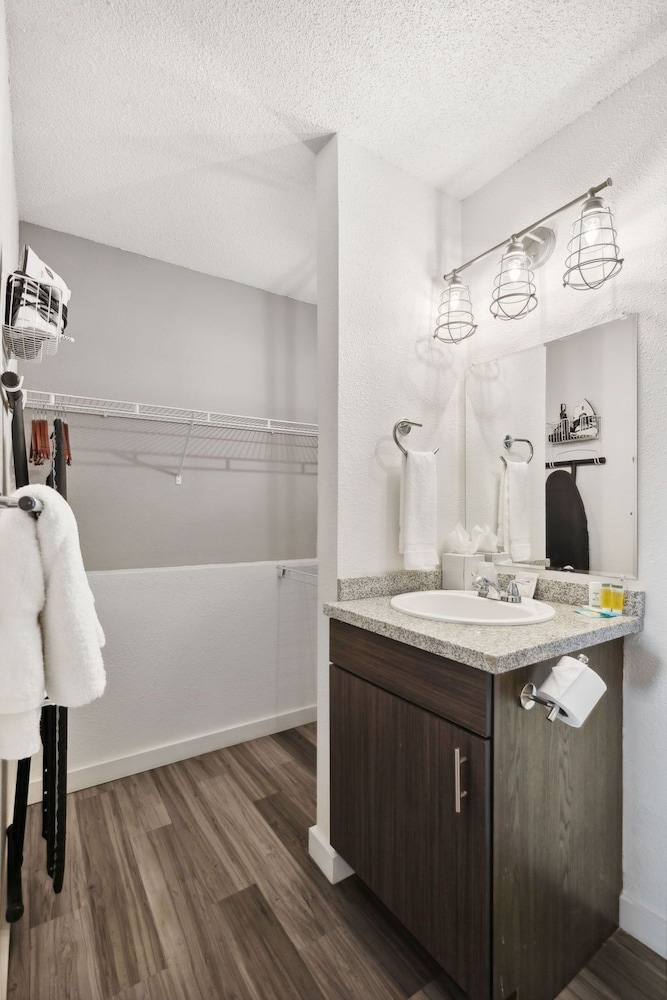 Standard Queen Room - Photo 4