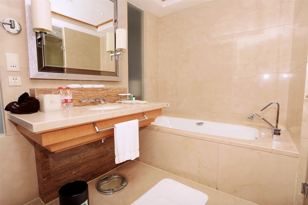 Premium Room, 1 King Bed, Lake View - Photo 7