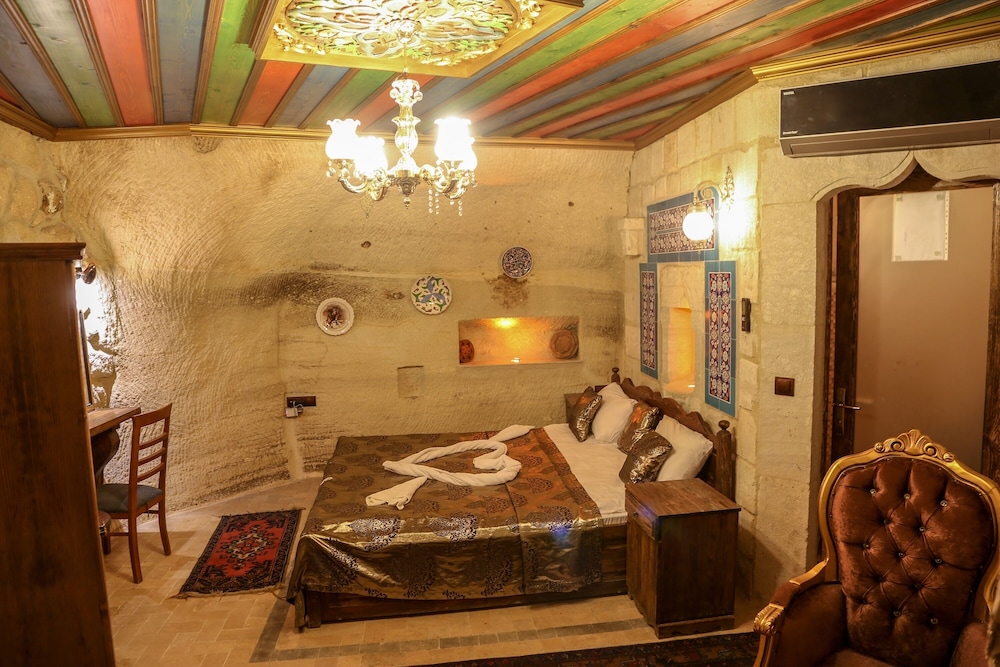 (201) Deluxe Cave Suite photo 1