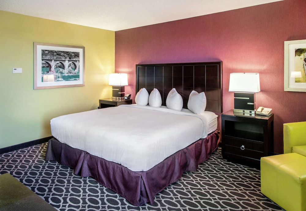 Room, 1 King Bed, Non Smoking - Photo 2