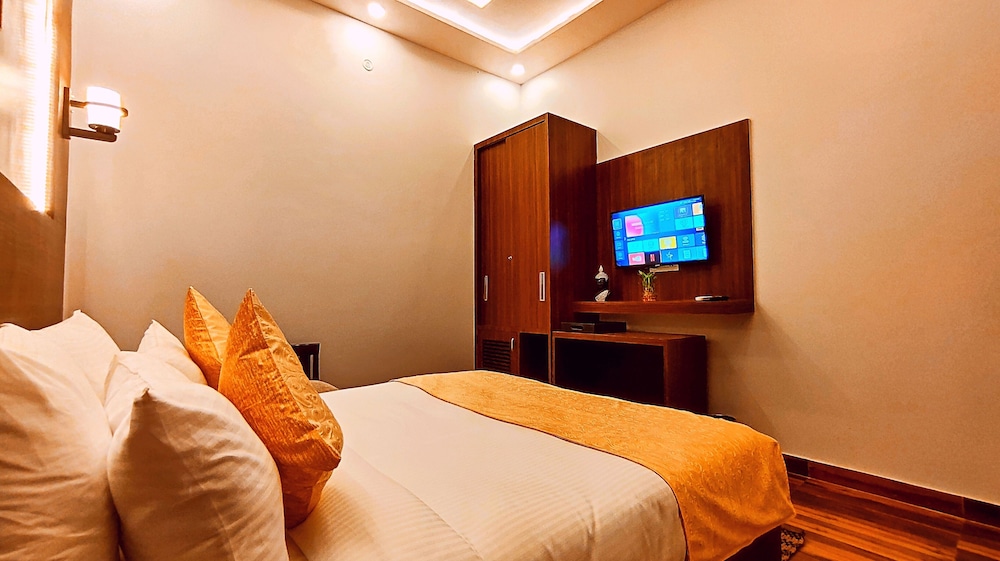 Deluxe Room, No Windows - Photo 8