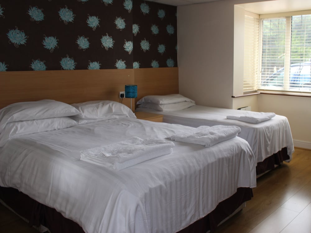 Suite, Ensuite (Double 2 And Single Beds) photo 1