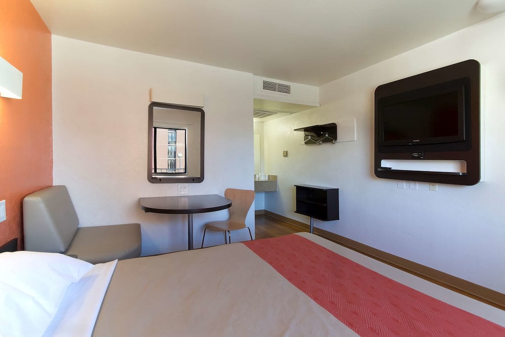 Deluxe Room, 1 Queen Bed, Smoking, Refrigerator & Microwave