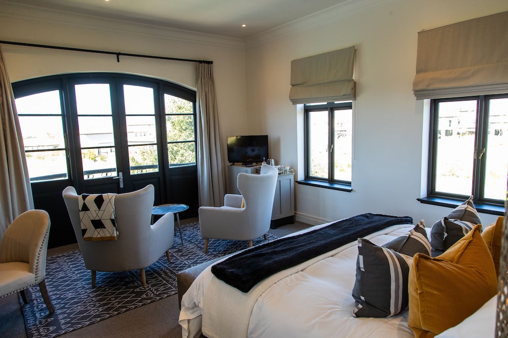 Superior Studio Suite, 1 King Bed, Non Smoking, Courtyard View photo 3