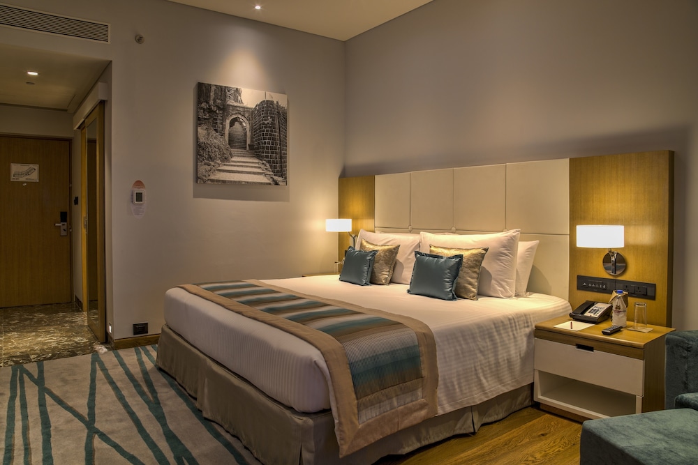 Executive Room, 1 King Bed - Photo 1