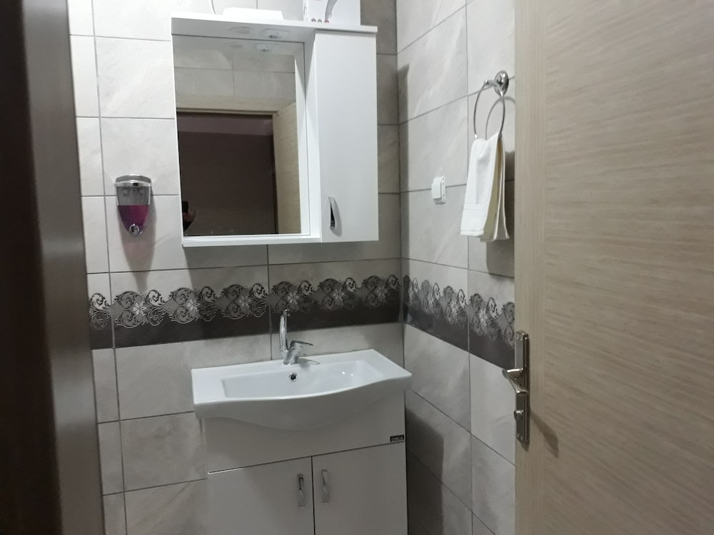 Economy Triple Room, Ensuite photo 2