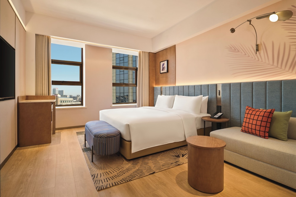Deluxe Room, 1 King Bed photo 2