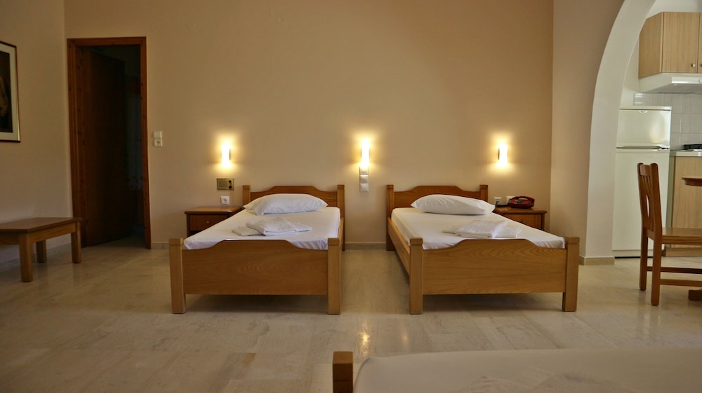 Economy Quadruple Room (Semi-basement) photo 2