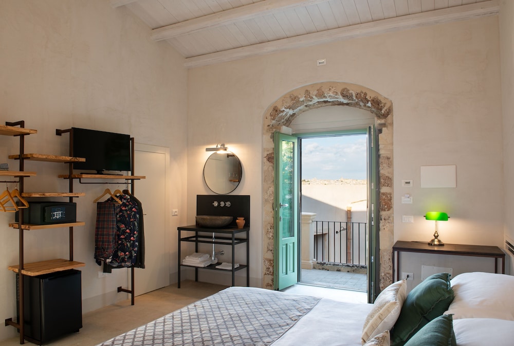 Suite - Photo 11