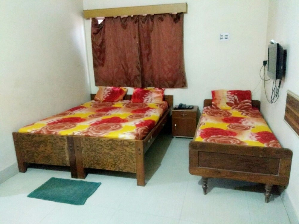 Triple Bedded Deluxe Non AC Room photo 1