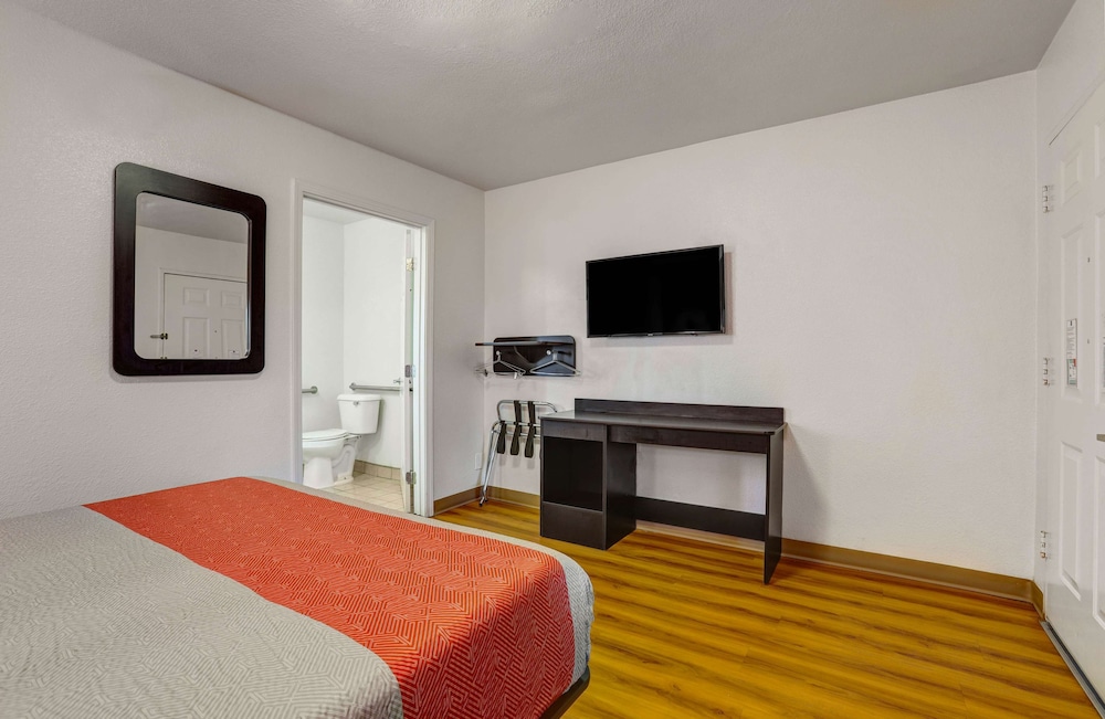 Standard Room, 1 Double Bed, Smoking, Refrigerator & Microwave - Photo 3