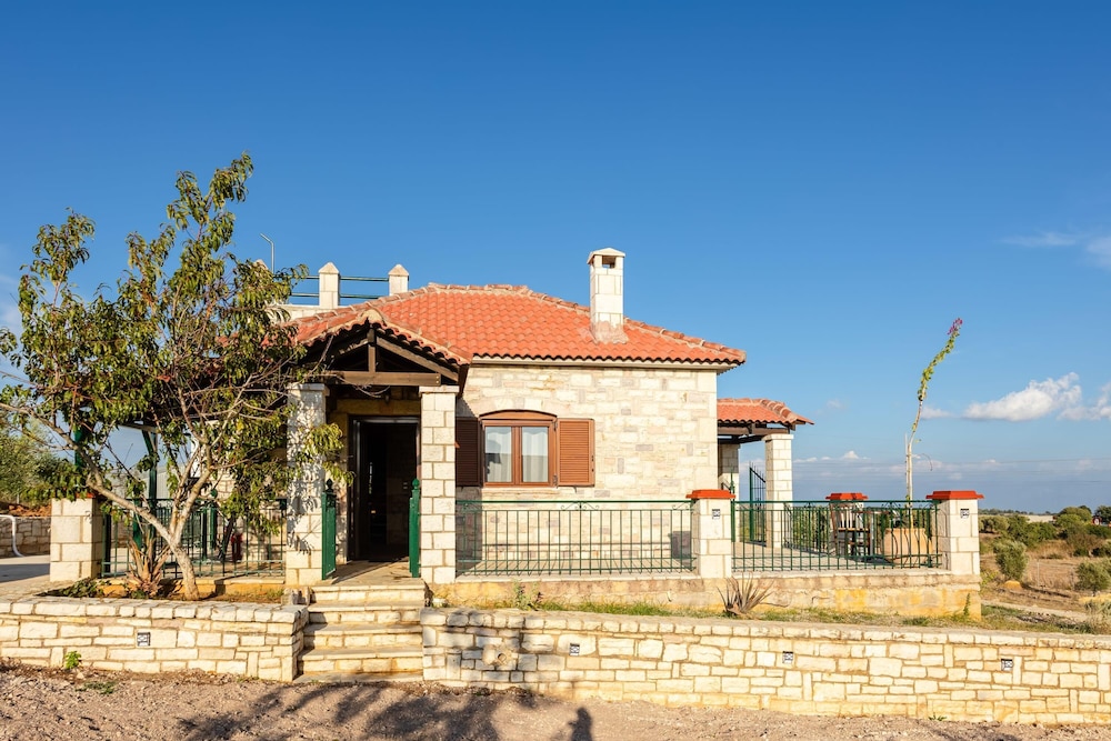 Polilimnio Mini Castle - Fotini's Unique Eco Gem, Photo 4