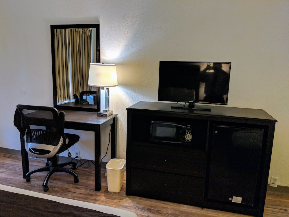 Room, 2 Double Beds, Non Smoking, Refrigerator & Microwave photo 3
