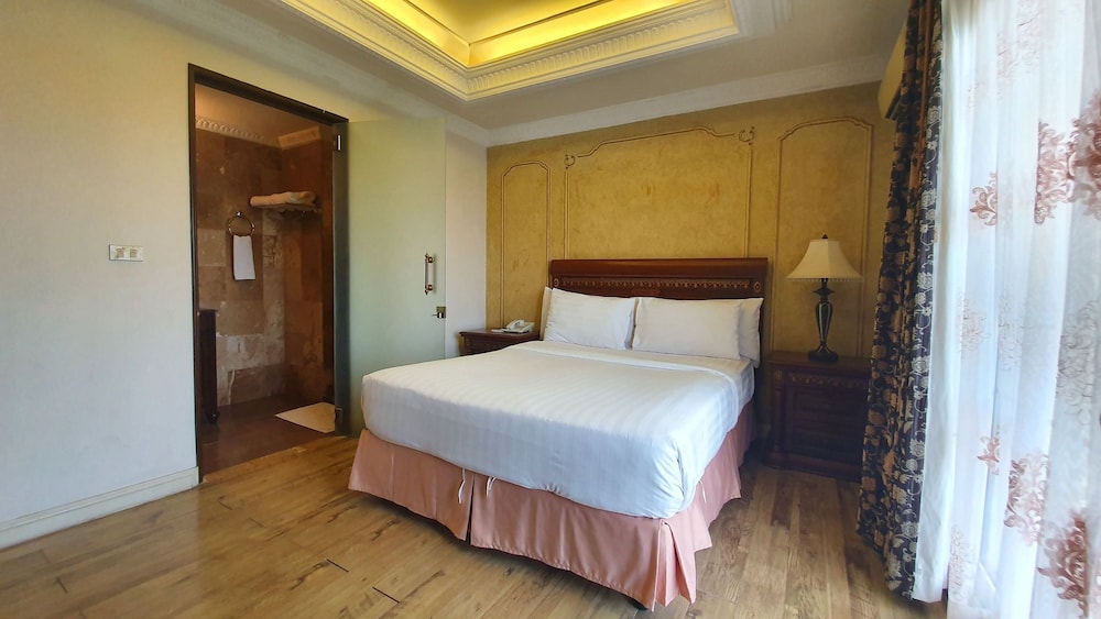 One Bedroom Suite - Photo 4