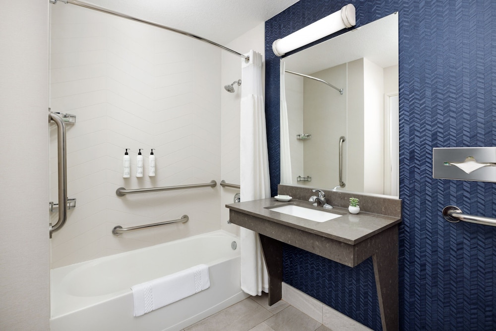 Room, 1 King Bed (Mobility/Hearing Accessible, Tub) photo 3