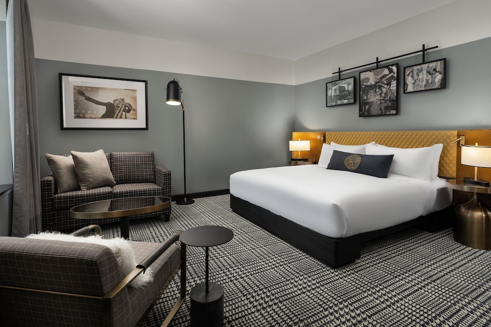 Deluxe Room, 1 King Bed with Sofa bed photo 1