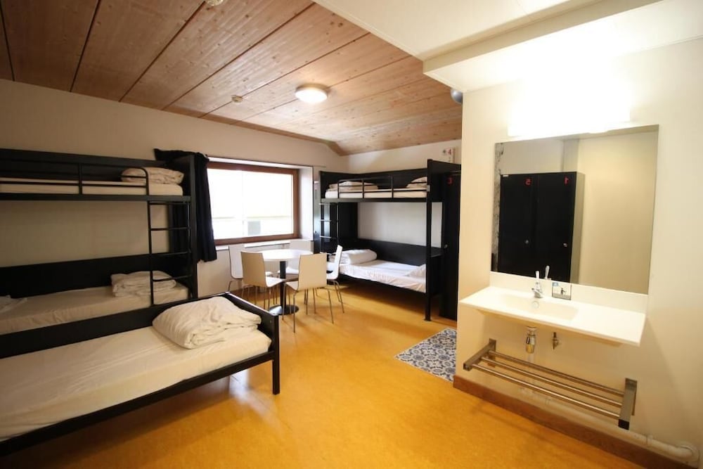Room for 5 People with Ensuite Shower - Shared Toilets photo 3