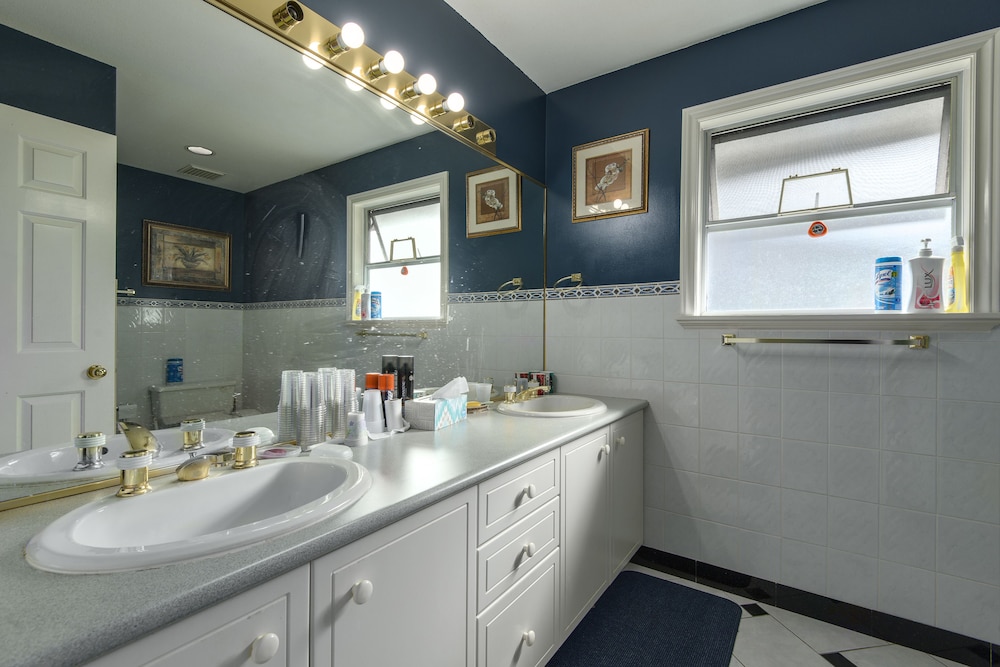 Room, 1 Queen Bed (Shared Bath) photo 2