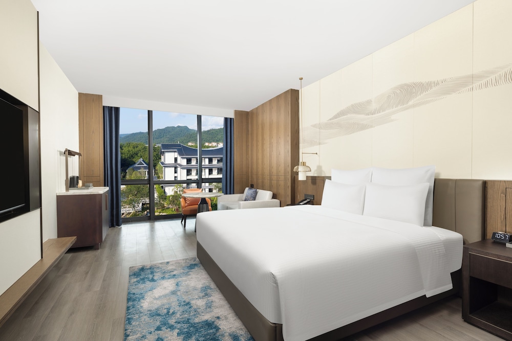 Deluxe Room, 1 King Bed, Club Lounge Access, Garden View photo 3