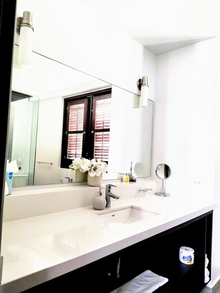 Deluxe Suite, 1 King Bed, Balcony - Photo 12