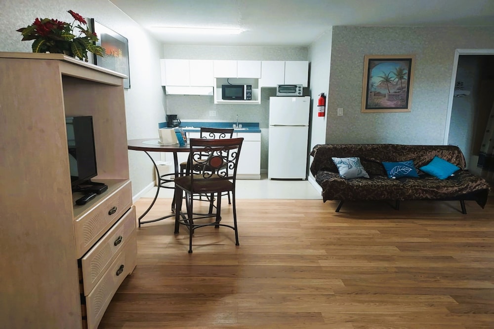 Honeymoon Studio Suite, 1 King Bed, Kitchenette - Photo 6