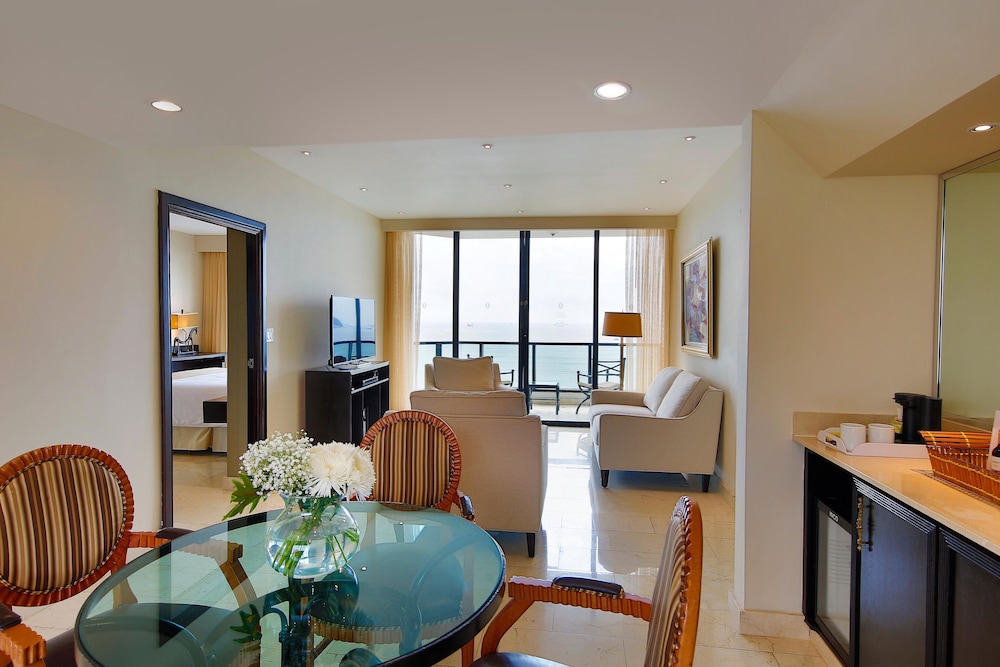 Suite, 1 Bedroom, Club Lounge Access (Dining, High Floor)