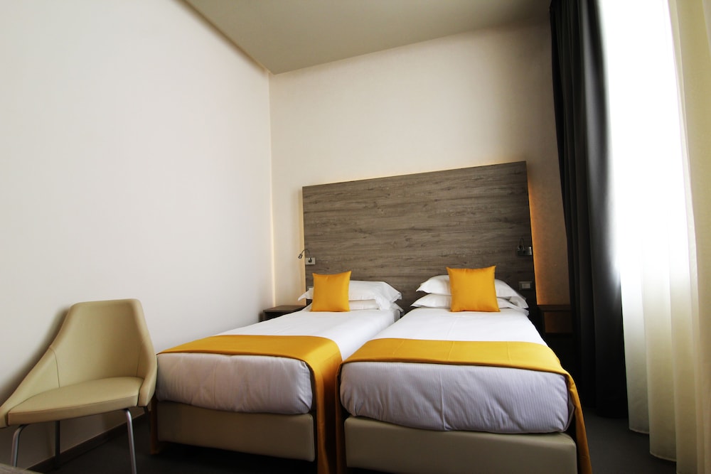 Standard Double Room Single Use, Ensuite thumbnail 5