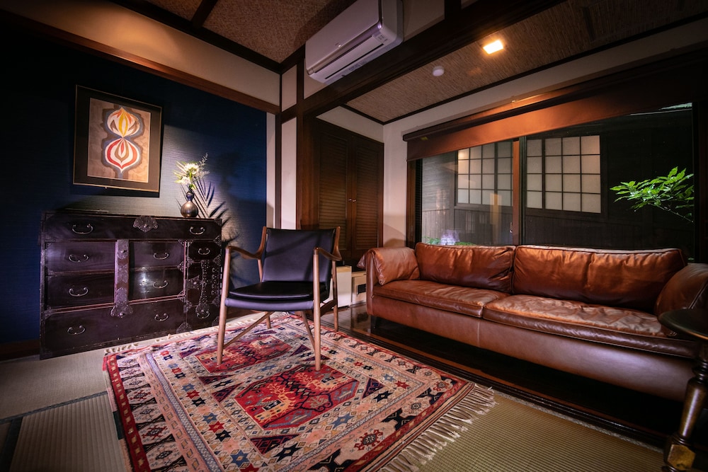 Antique Room [AI] photo 3