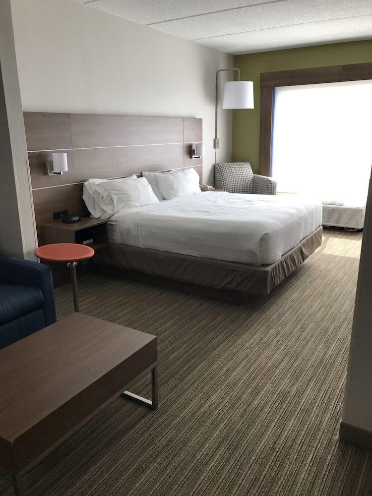 Suite, 1 King Bed with Sofa bed, Accessible (Mobility) - Photo 2