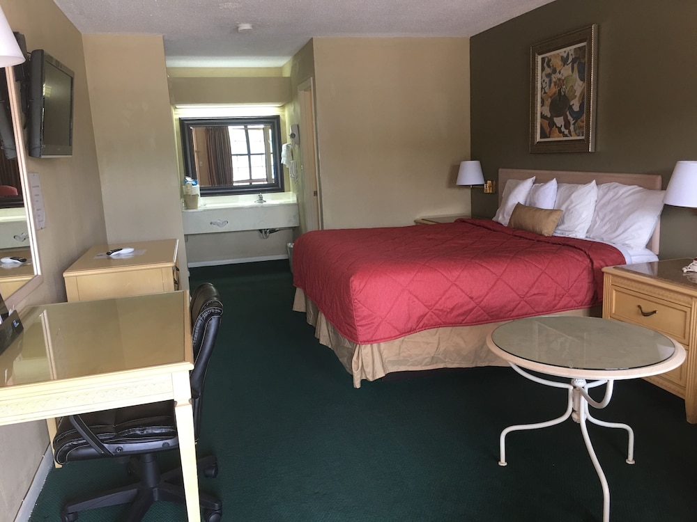 Room, 1 King Bed, Non Smoking (Deluxe) - Photo 2