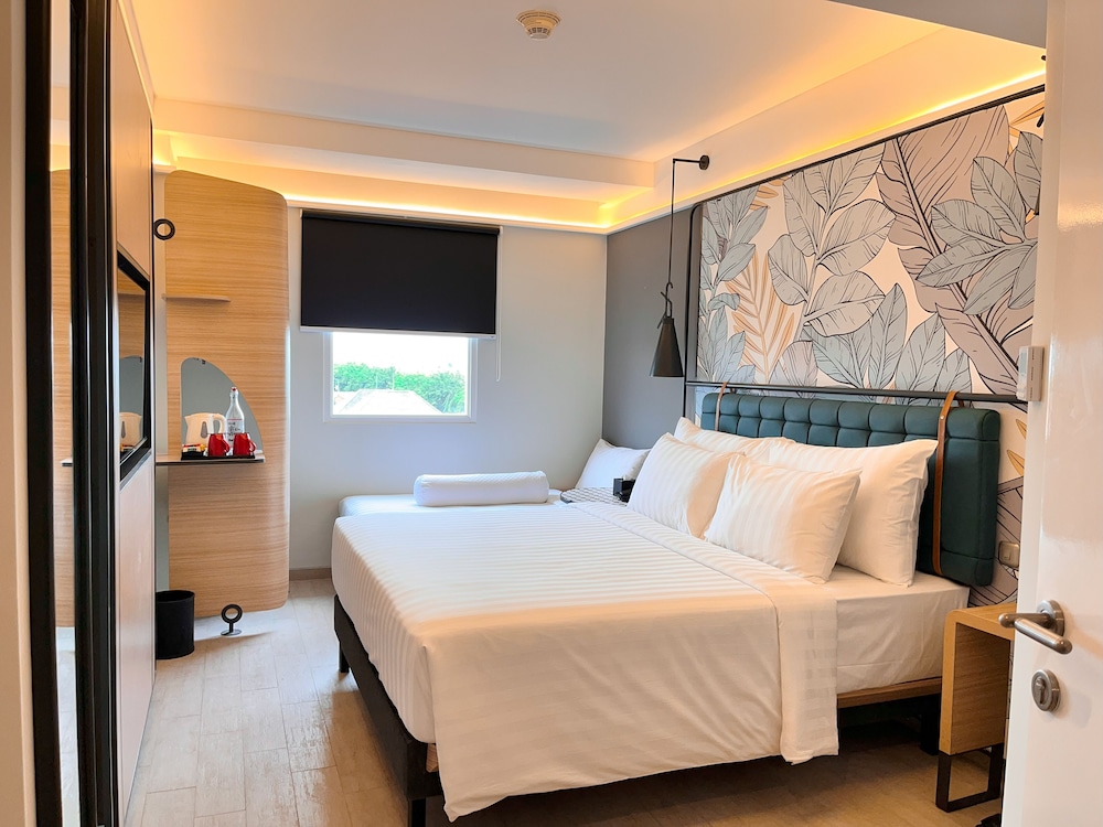 Deluxe Room, 1 Queen Bed with Sofa bed (with Single Sofa Bed)