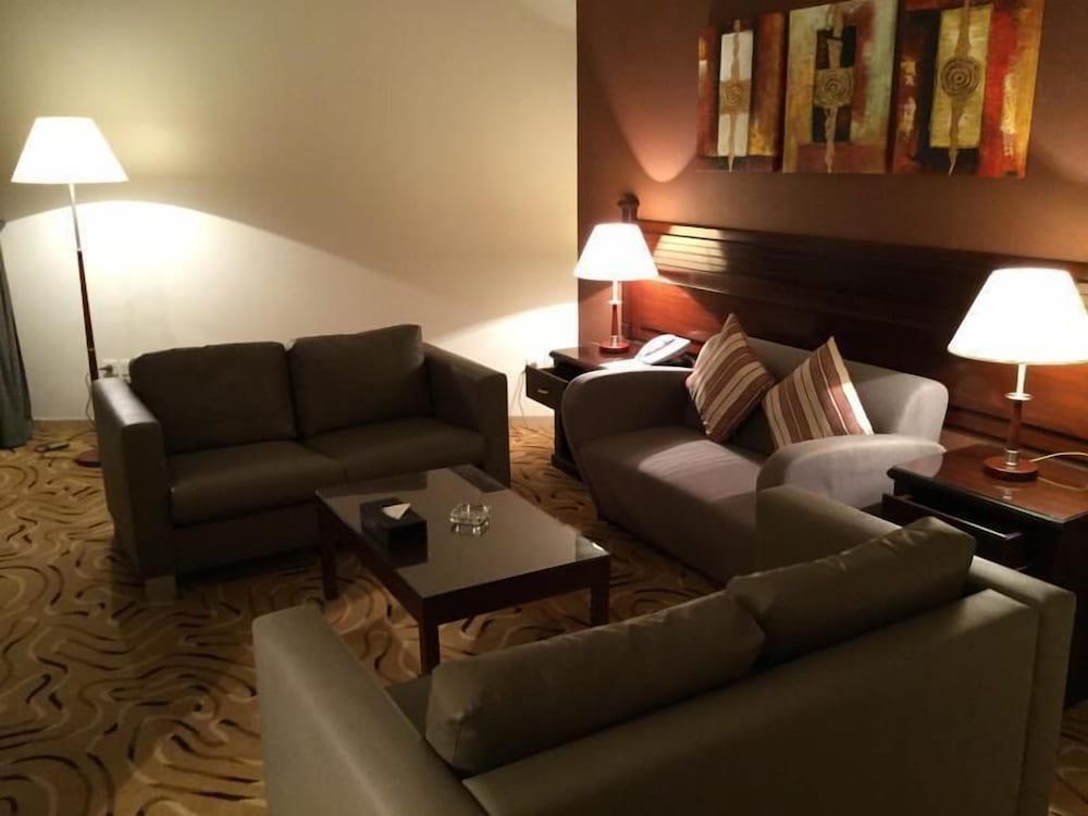 Suite - Photo 1