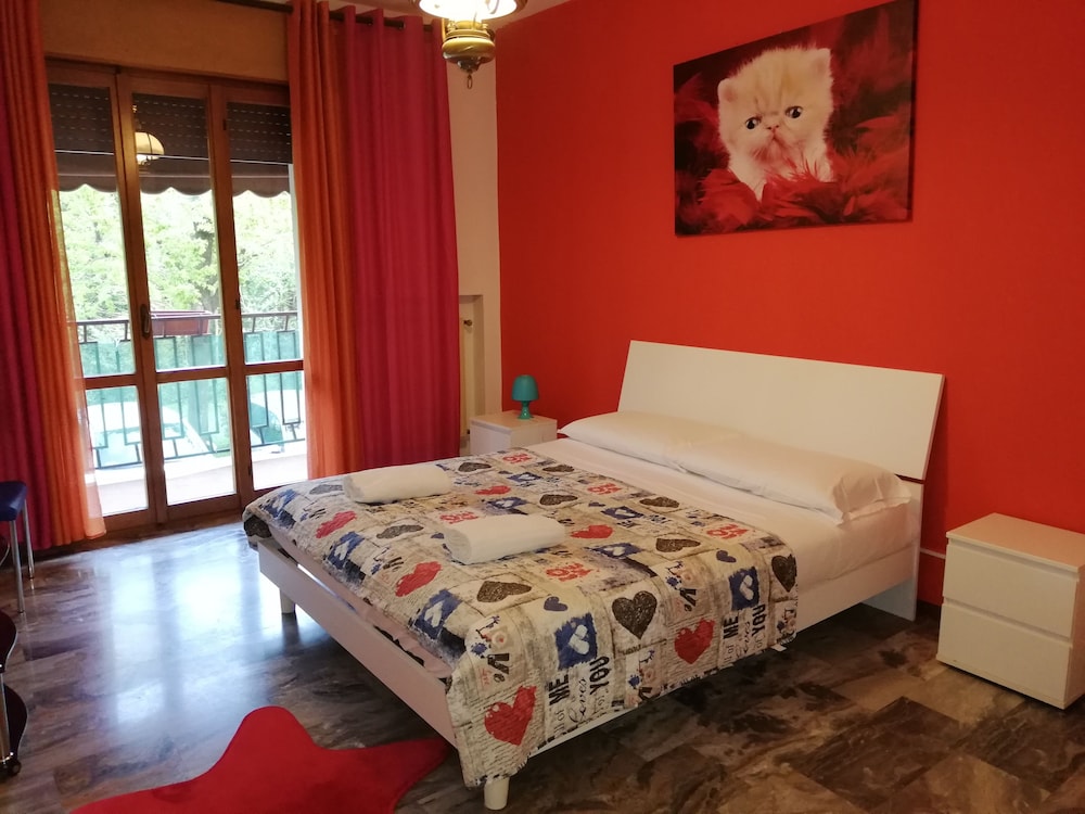 Classic Double Room, 1 Queen Bed, Shared Bathroom