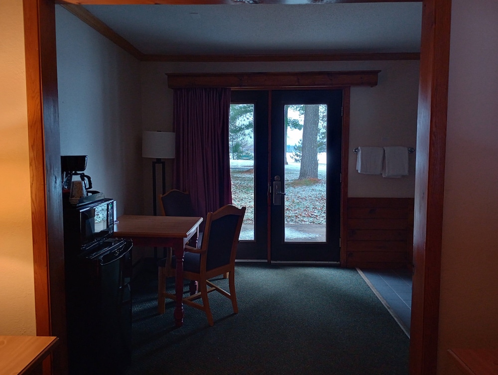 Room, 2 Queen Beds, Non Smoking, Lake View (Hot Tub) photo 3