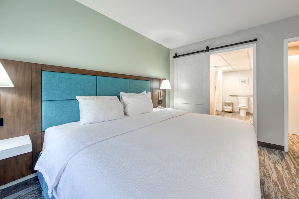 Suite, 1 King Bed, Accessible, Bathtub - Photo 3