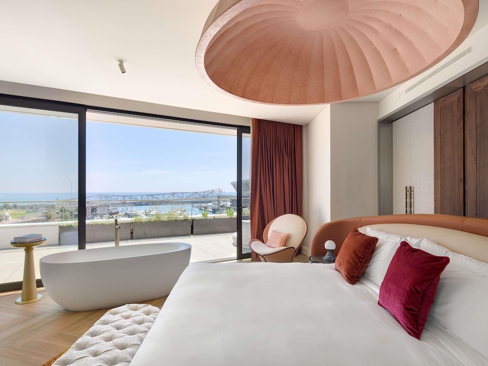 Suite, 1 King Bed (Celestial) photo 2