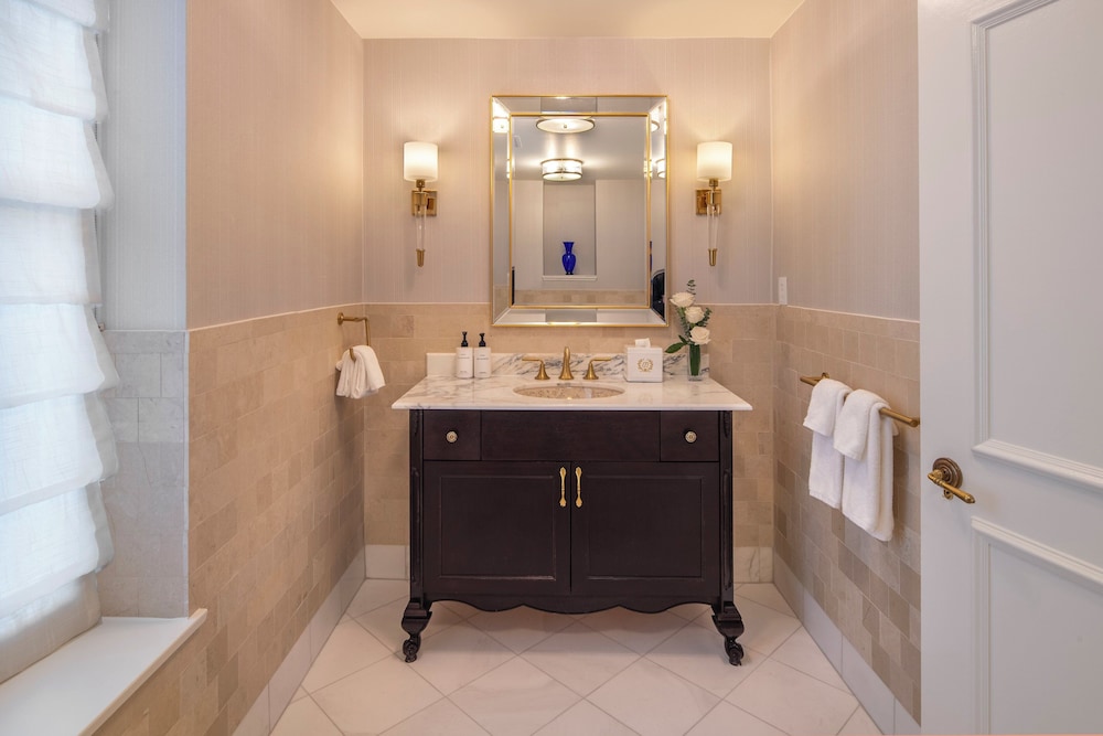 Suite, 1 King Bed (Abraham Lincoln)