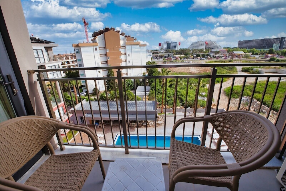 Deluxe Suite, Pool View thumbnail 6