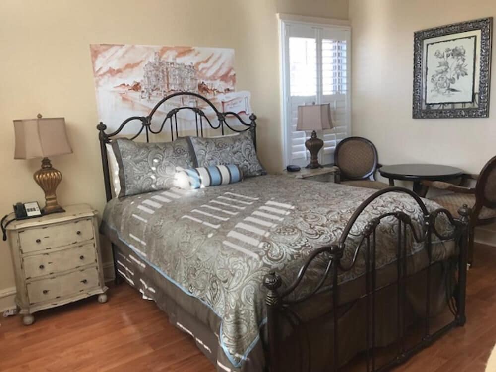 Deluxe Room, 1 Queen Bed, Non Smoking, Private Bathroom