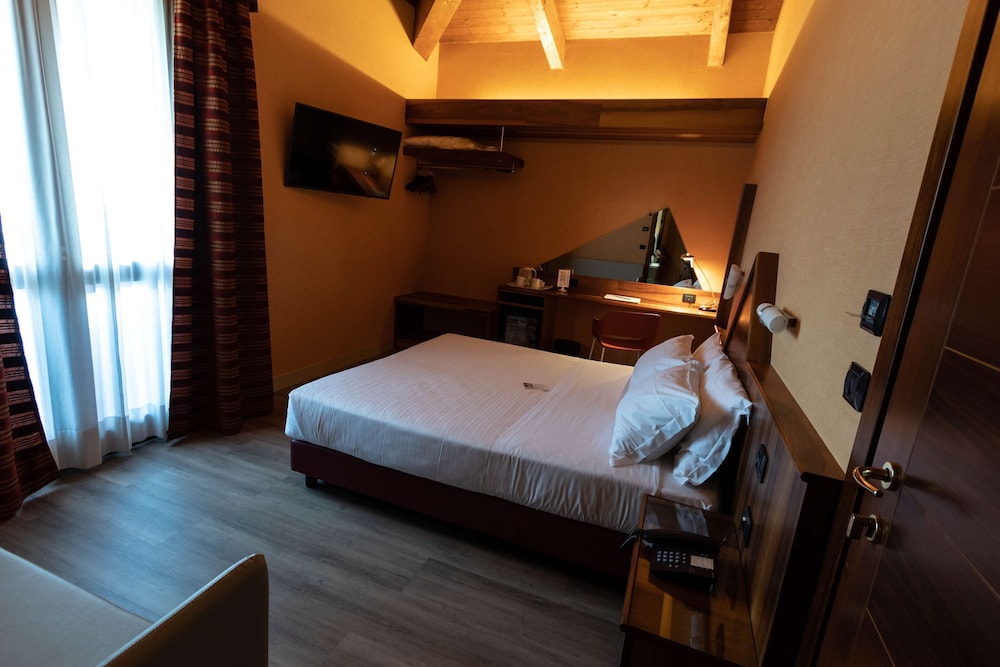Executive Room, 1 Queen Bed with Sofa bed - Photo 3