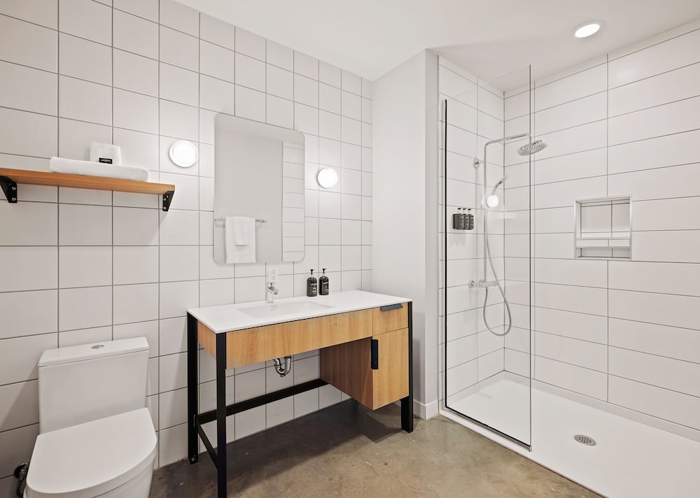 Studio, 1 Queen Bed, Mobility Accessible (Apartment) - Photo 8
