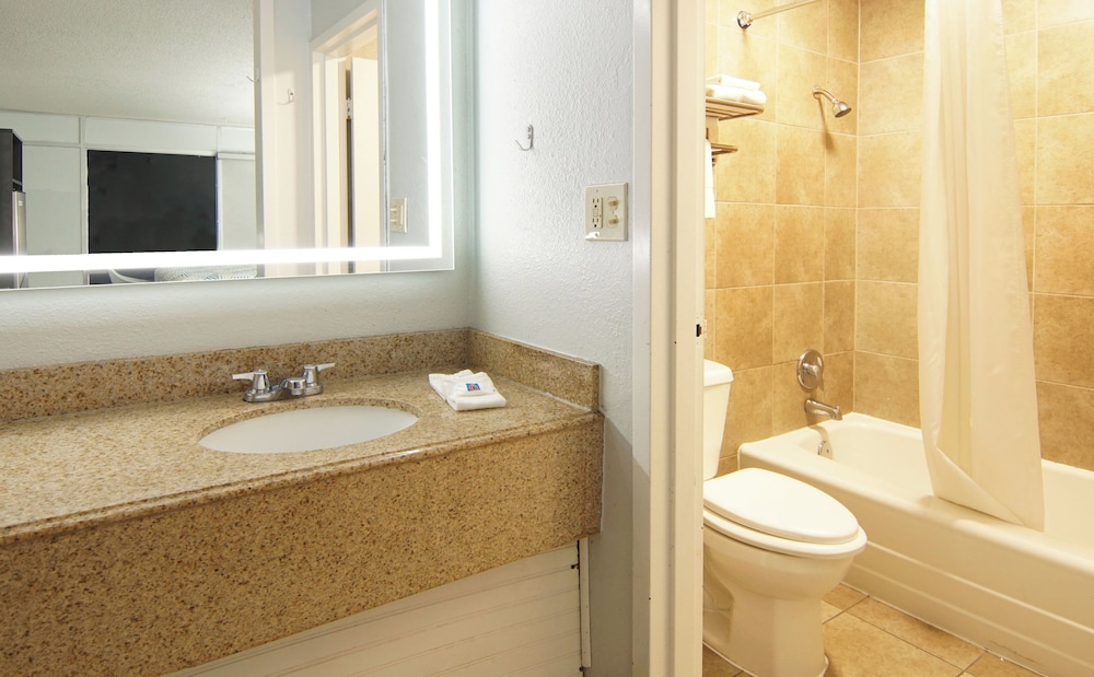 Standard Room, 1 King Bed, Non Smoking, Refrigerator & Microwave - Photo 10