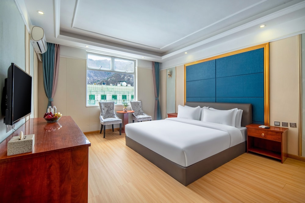 Luxury Suite, Hill View