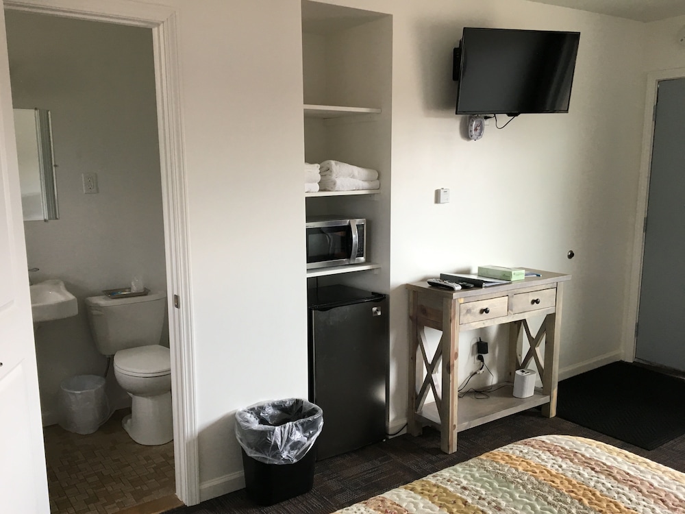 Standard Room, 1 Queen Bed, Refrigerator & Microwave (Room 3) photo 2