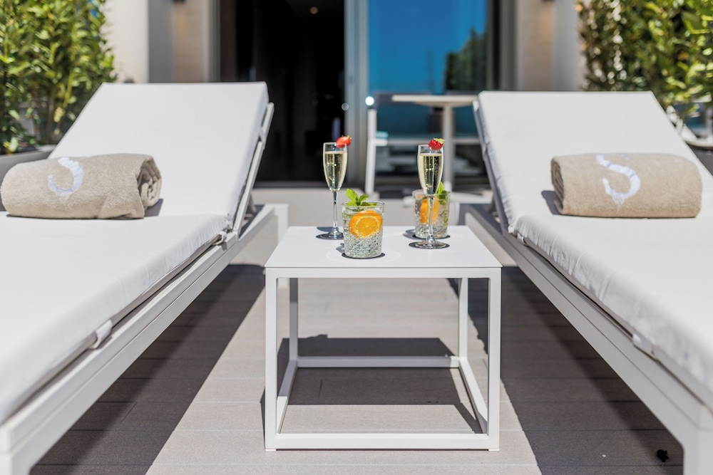 Superior Double Room, Terrace (Pool Access) photo 3