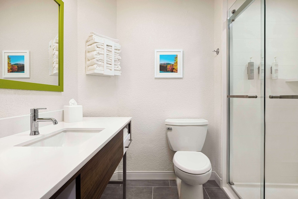 Deluxe Room, 1 King Bed (Shower Only) - Photo 3