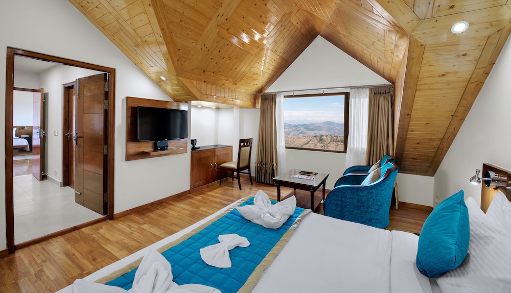 Family Room, 1 King Bed, Smoking photo 2