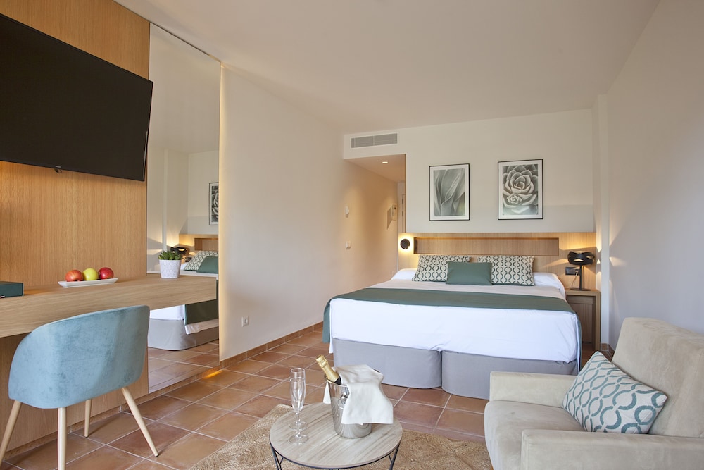 Standard Double Room, Balcony (Spa access) - Photo 4