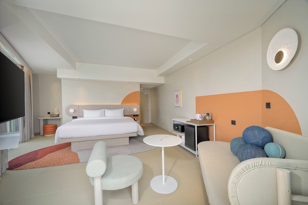 Deluxe Room, 1 King Bed, City View - Photo 2