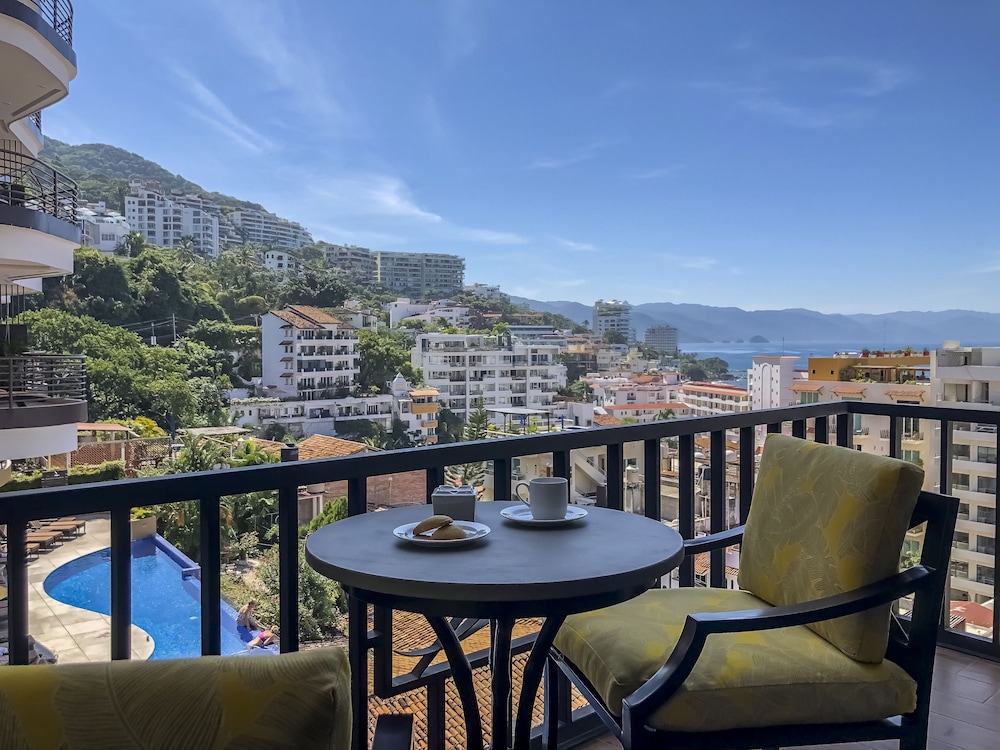 1 Bed 1 Bath Street/partial Ocean View Suite